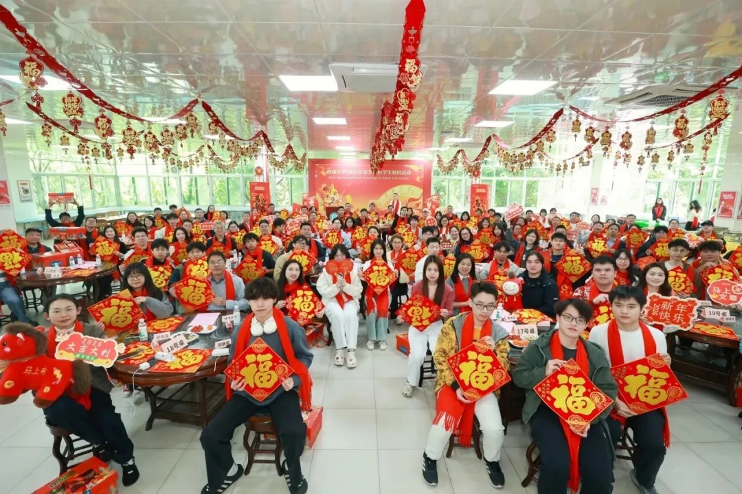 “爸妈~我在学校吃上团年饭了🥰”