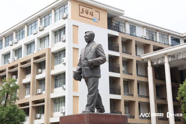 华罗庚中学内的华罗庚雕像。