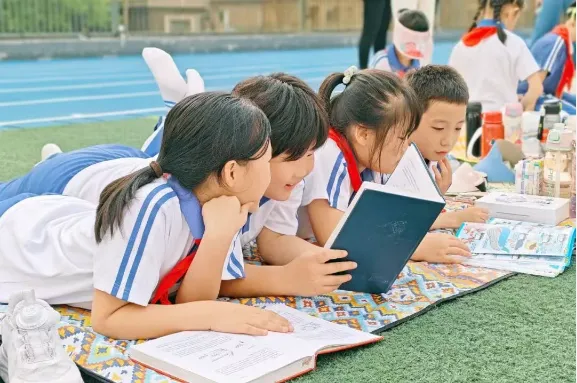 星光夜读、草坪共读、诗词快闪……广东校园“书香味”格外浓！还有重磅活动值得期待→