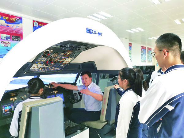 航空航天校本特色课程建设的新时代探索——广东省名教师工作室主持人林良展访谈录